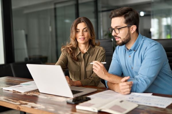 man-woman-computer_600x400px